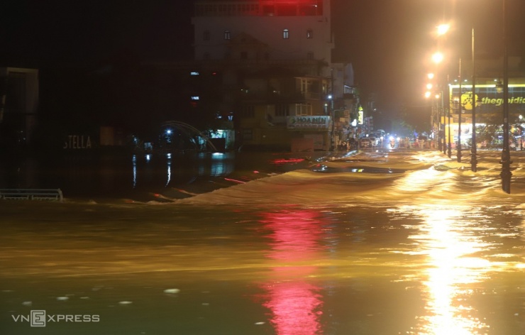 Trước đó, khu vực Đập Đá nằm giữa sông Hương và Như Ý nước dâng cao 0,7 m, tràn vào nhà dân hai bên sông. Chính quyền cấm đường từ trưa cùng ngày.