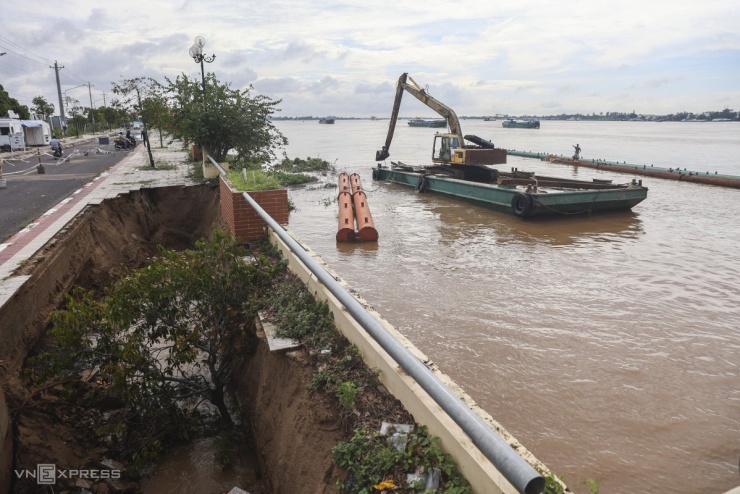 Đoạn gần bến phà Hồng Ngự, lực lượng chức năng đang gia cố bờ kè.