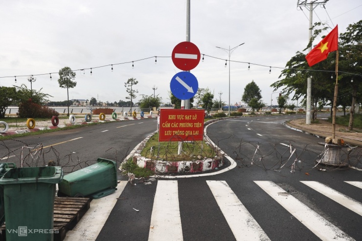 Ông Lê Hùng Cường, Phó chủ tịch UBND xã Thường Phước, cho biết địa phương phong tỏa tuyến đường tiếp giáp kè sạt lở, cắt cử lực lượng điều tiết, theo dõi tình hình sự cố.