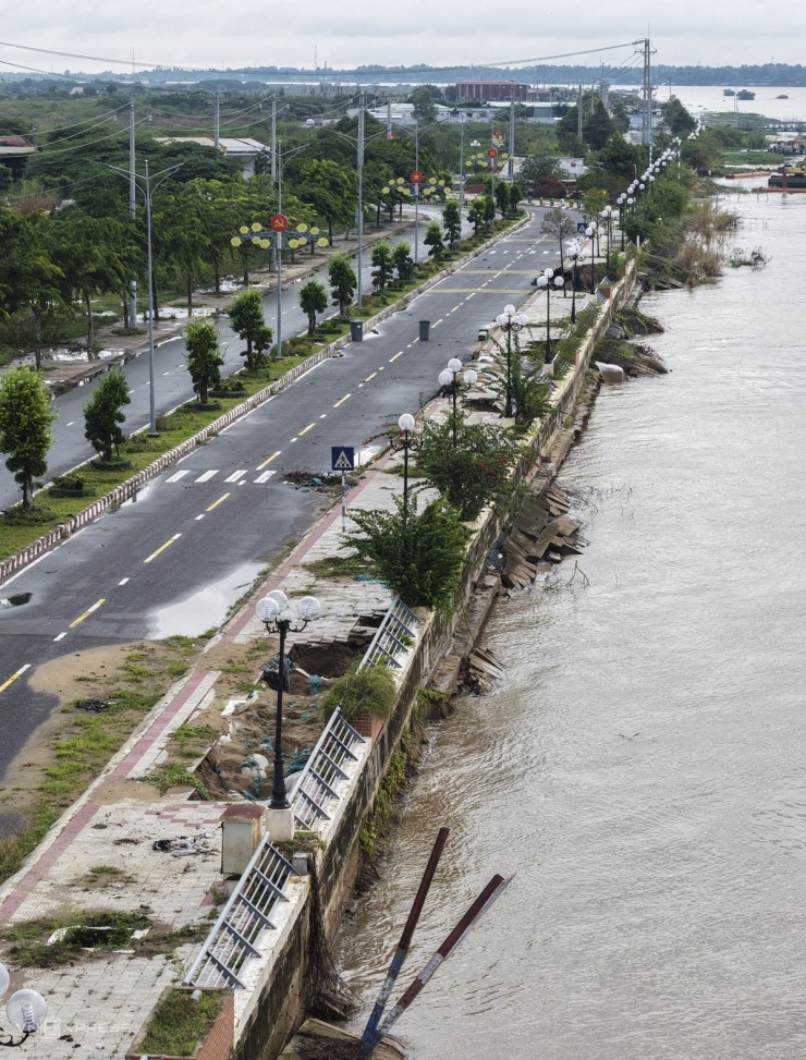Kè Thường Thới Tiền thuộc dự án Quản lý và giảm nhẹ rủi ro hạn hán và lũ lụt Tiểu vùng sông Mekong mở rộng dài hơn 4 km, tổng kinh phí hàng trăm tỷ đồng chia làm hai giai đoạn hoàn thành cuối năm 2019.