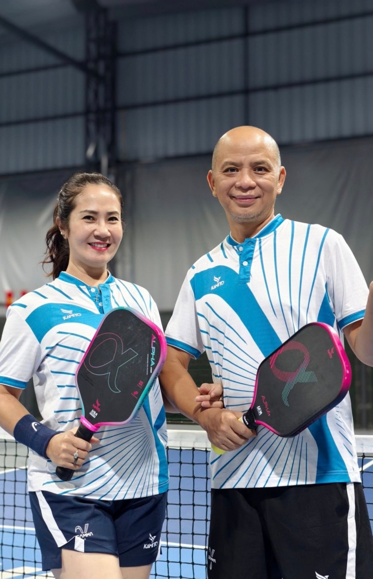 Tin sao Việt 26/10: NSƯT Nguyệt Hằng cùng ông xã - diễn viên Anh Tuấn "hâm nóng" tình cảm bằng cách cùng ra sân chơi thể thao. "Nói chung là cứ phải đồng đội thế này, thắng thua không quan trọng nữa rồi", chị nói với bạn đời. 