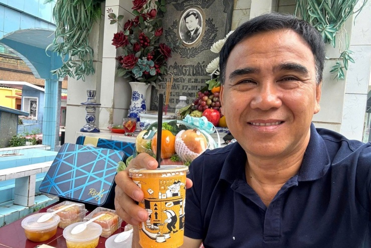 MC Quyền Linh thăm mộ người bạn thân Lê Công Tuấn Anh dịp 29 năm ngày giỗ cố diễn viên. 