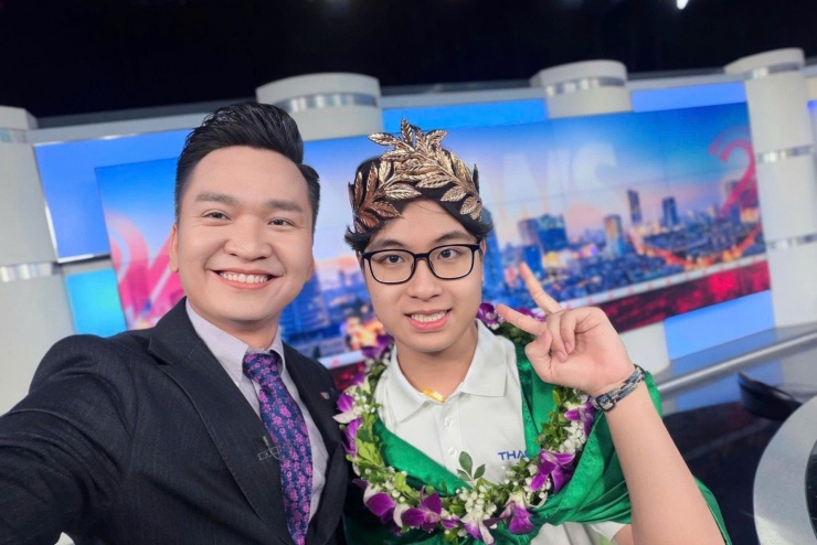 MC Hạnh Phúc selfie cùng Bảo Khánh - Quán quân Đường lên đỉnh Olympia 2025. Cả 2 có buổi ghi hình trò chuyện sau đó ít phút. 