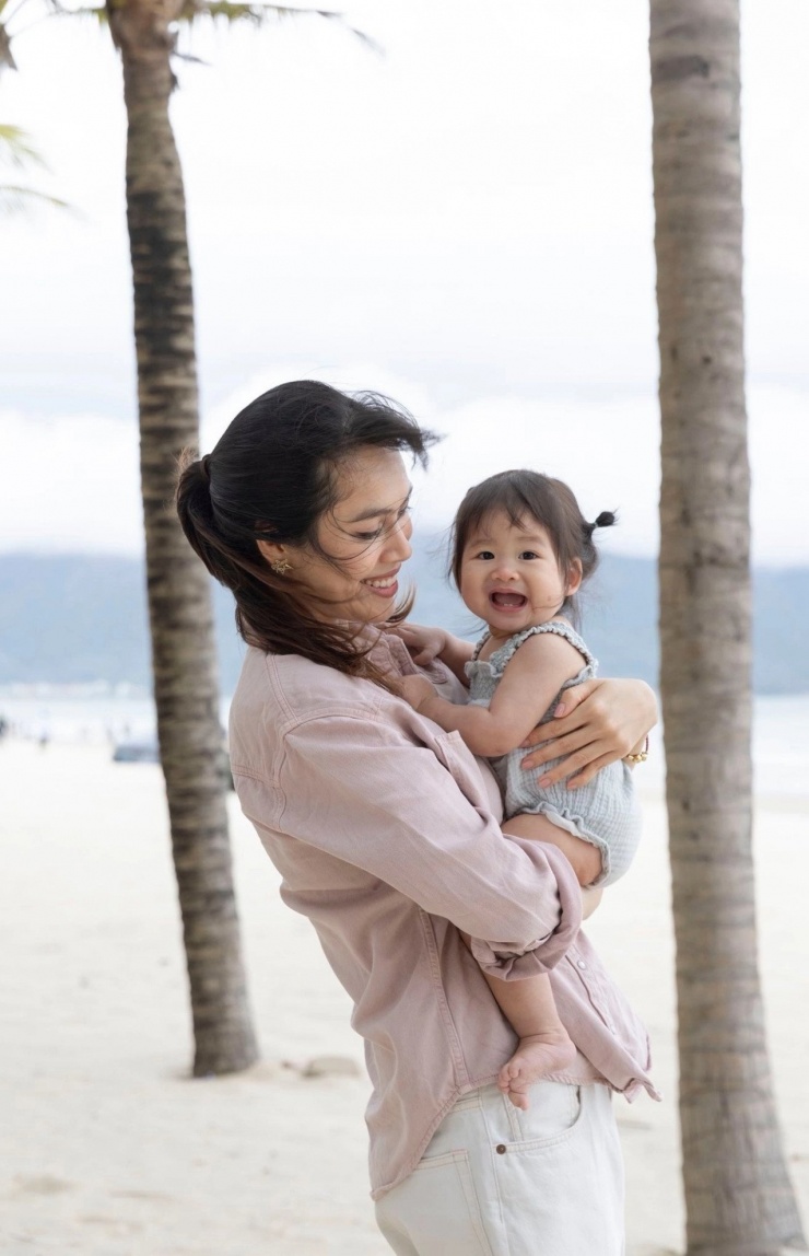 Á hậu Hoàng My cảm giác bình yên bên con gái. 