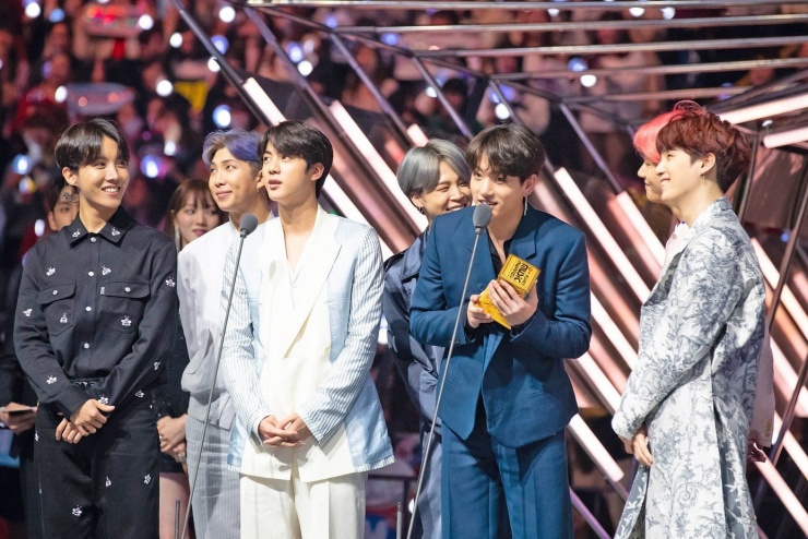 Từ 2016, danh tiếng BTS vượt trội ở quốc tế, nhóm trở thành người diễn kết màn, là nhân tố được mong đợi nhất trong các lễ trao giải âm nhạc ở Hàn Quốc.