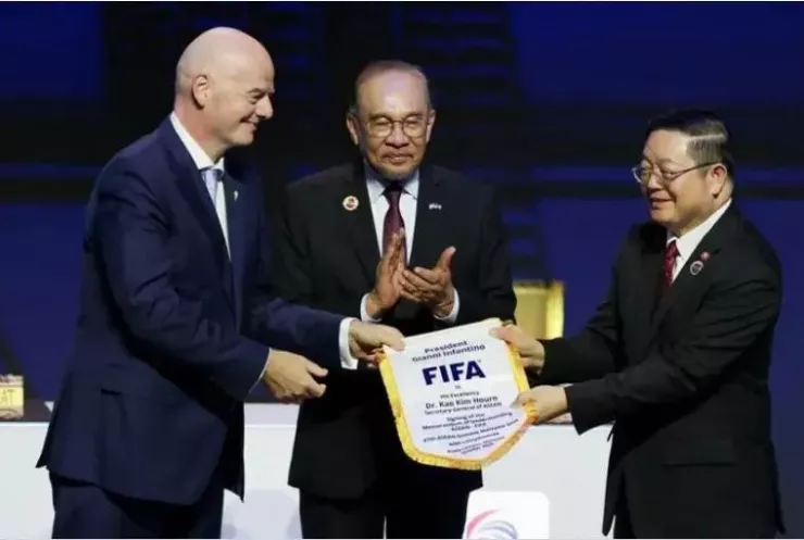Chủ tịch FIFA Gianni Infantino cùng đội ngũ chuyên gia FIFA sẽ "phù phép" một FIFA ASEAN Cup chất lượng?