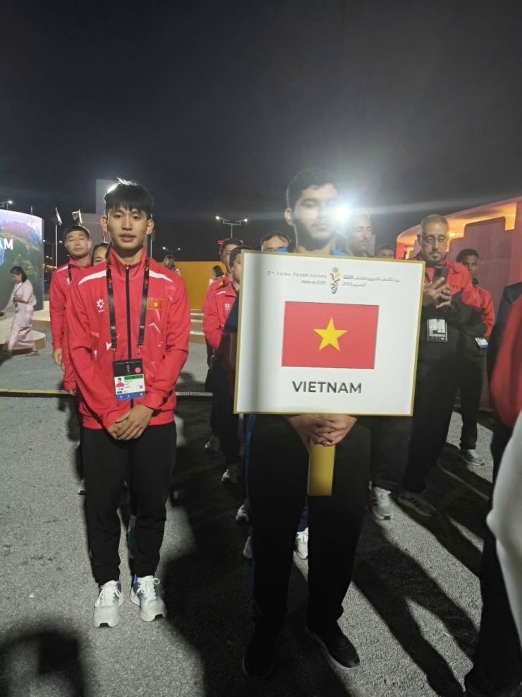 Bùi Tuấn Tú (bên trái) là thành viên đoàn thể thao Việt Nam tham dự Asian Youth Games.