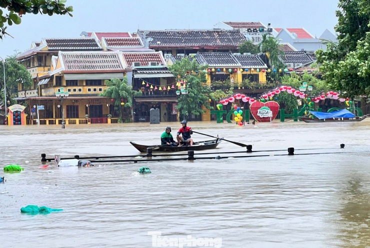 Du khách 'chạy lũ' ở phố cổ Hội An - 1