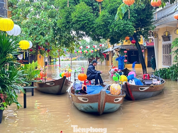 Du khách 'chạy lũ' ở phố cổ Hội An - 2