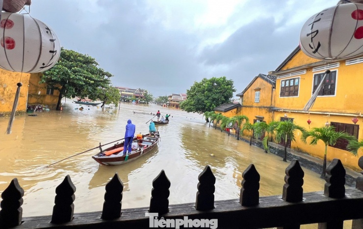Du khách 'chạy lũ' ở phố cổ Hội An - 5