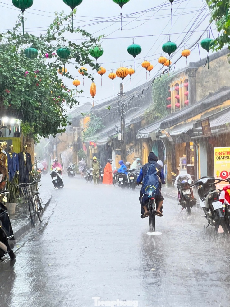 Hiện tại ở Hội An, mưa lớn vẫn tiếp diễn