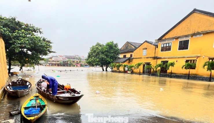 Người dân dùng thuyền di chuyển