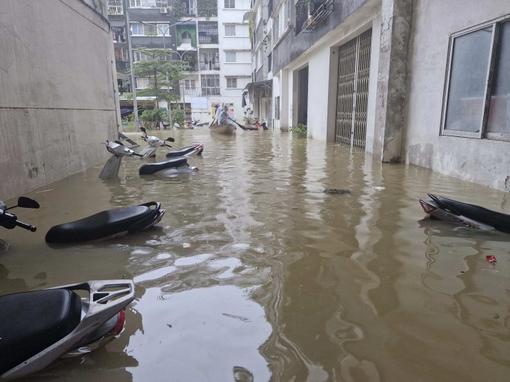 Khung cảnh ngập lụt khắp nơi ở Huế.