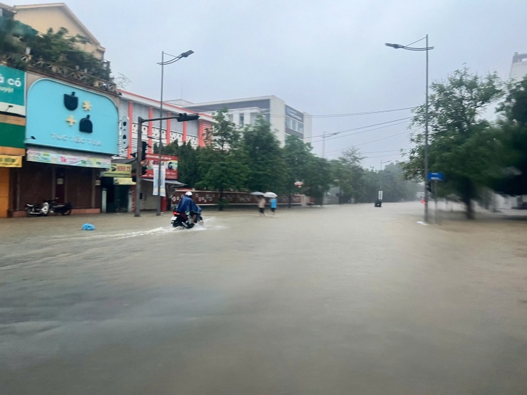 Xót xa cảnh xe máy bị nhấn chìm trong nước lũ ở Huế - 14