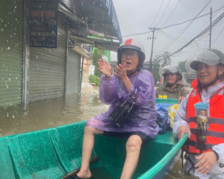 Đưa một cụ bà di tản.