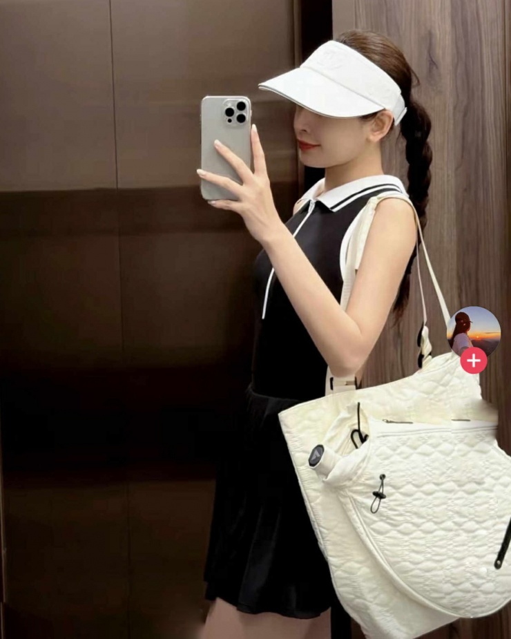 Thiết kế váy xòe cổ polo giúp nữ ca sĩ giữ vẻ trẻ trung, thoải mái trên sân tập.