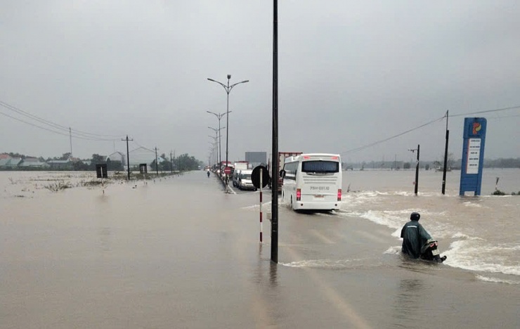13h hôm nay, quốc lộ 1 qua Phong Điền, TP Huế ngập 0,2-0,3 m. Ảnh: Sở Xây dựng Huế