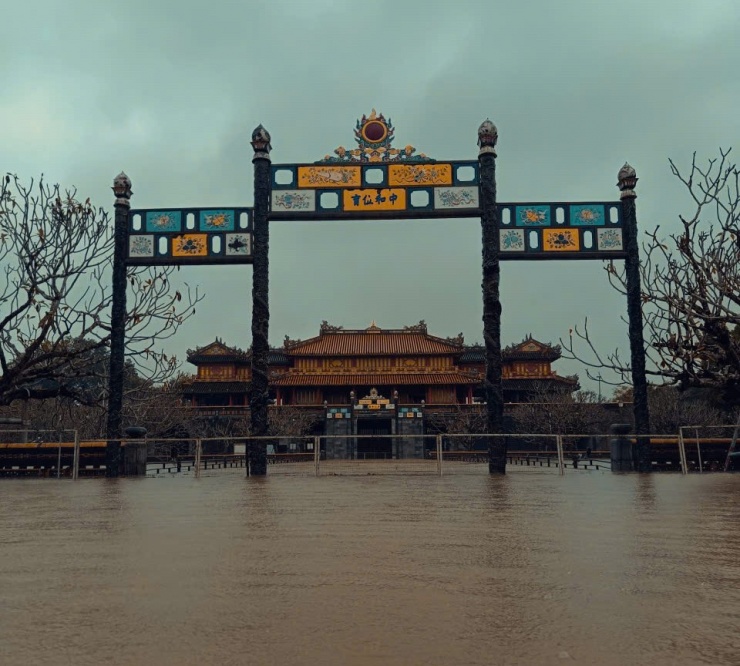 Khu vực bên trong Đại nội Huế nước lũ đã tràn vào.