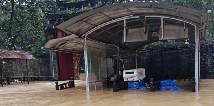 Các phương tiện, máy móc đã được kê cao, đảm bảo an toàn.