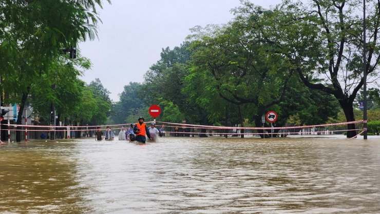 Đường Trần Hưng Đạo nối Lê Duẩn trước Đại nội Huế.