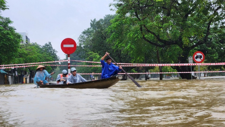 Lúc 16 giờ, sông Hương tại Dã Viên đã lên tới 4,59 m, vượt báo động 3 là 1,59 m, khiến nhiều tuyến đường bị ngập lụt.