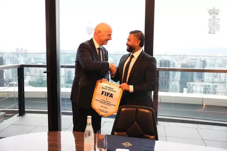 Chủ tịch FIFA Gianni Infantino gặp gỡ ông Tunku Ismail Sultan Ibrahim. Ảnh: NST.