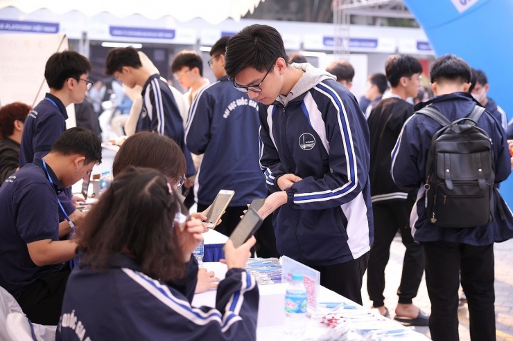 Sinh viên Trường Đại học Công nghệ trong Ngày hội việc làm do trường tổ chức năm 2025. Ảnh: N.H