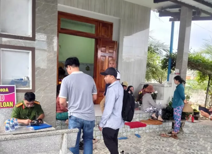 Lực lượng chức năng làm việc thời điểm xảy ra án mạng. Ảnh PN.