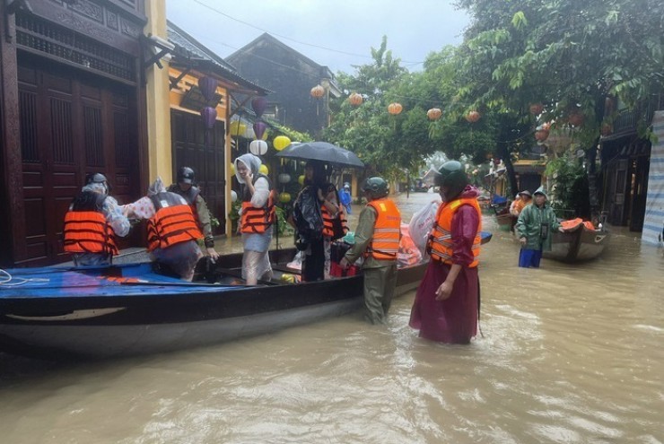 Vì sao TP Huế, Đà Nẵng và nhiều tỉnh miền Trung xảy ra đợt mưa đặc biệt lớn và kéo dài tới khi nào?