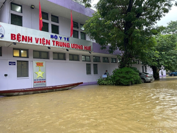Nước sông Hương dâng cao khiến khu vực Bệnh viện Trung ương Huế bị ngập.