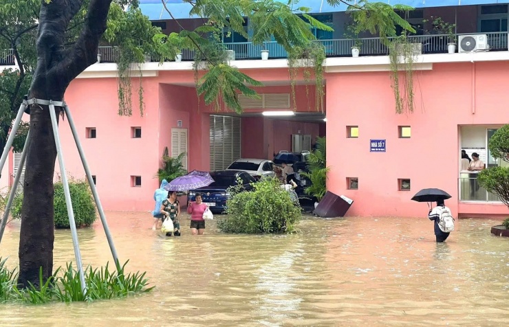 Lũ lụt "tấn công" bệnh viện lớn nhất miền Trung - 4