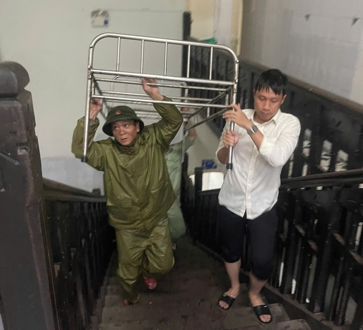 Giường bệnh được đưa lên tầng trên để phục vụ bệnh nhân.