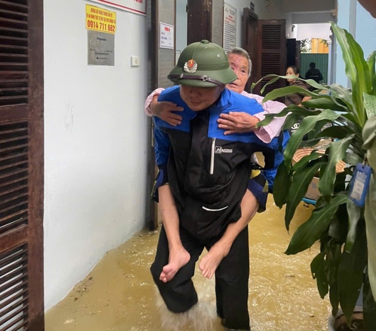 Bệnh viện đã kích hoạt phương án "4 tại chỗ" để phòng chống lũ lụt