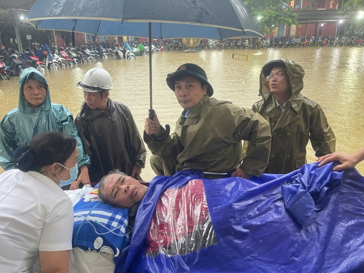 Lực lượng bệnh viện đưa bệnh nhân lên chỗ an toàn.