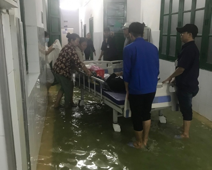 Lũ lụt "tấn công" bệnh viện lớn nhất miền Trung - 12
