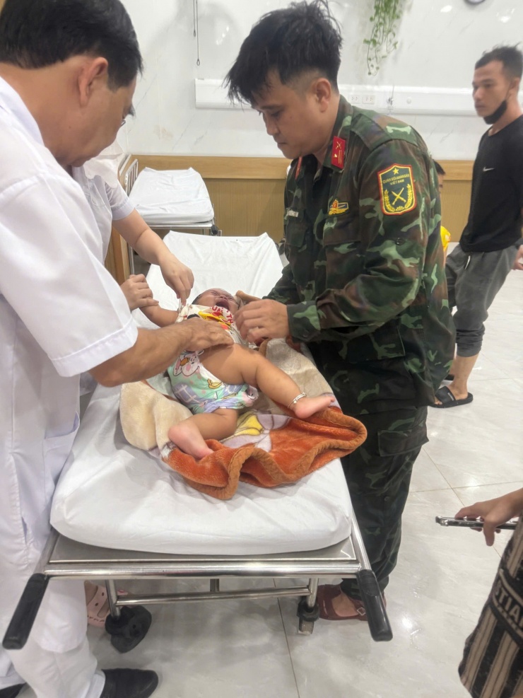 Đưa cháu bé đến bệnh viện cấp cứu. Ảnh: N.X