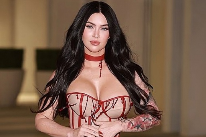 Megan Fox tái xuất gợi cảm sau 7 tháng sinh con thứ tư