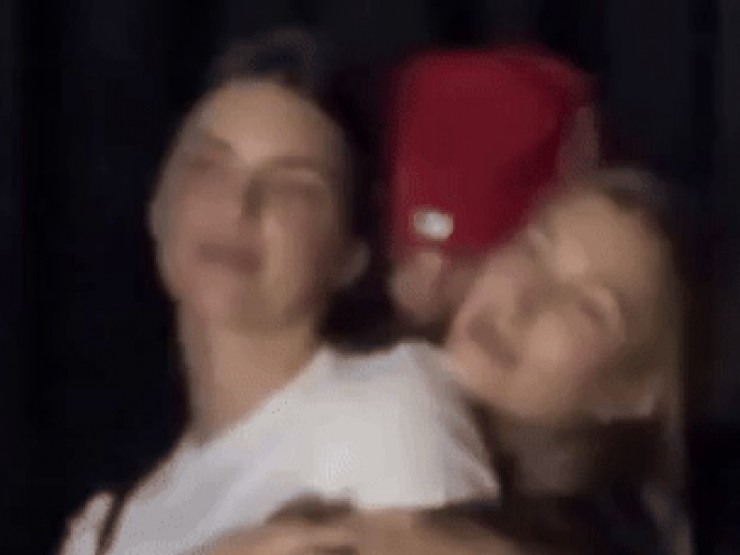 Justin Bieber ôm vợ và cô bạn thân trong concert