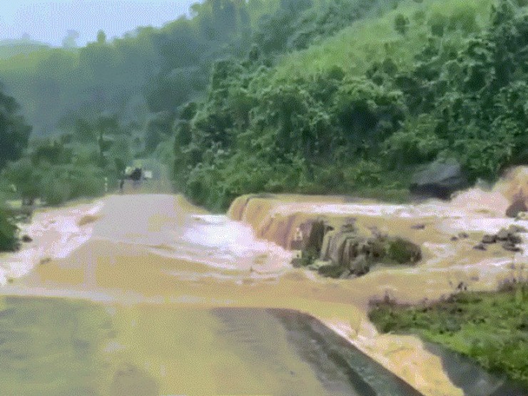 Mưa to, nhiều nơi tại Quảng Trị ngập lụt, học sinh phải nghỉ học