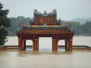 Lũ bủa vây đô thị Huế