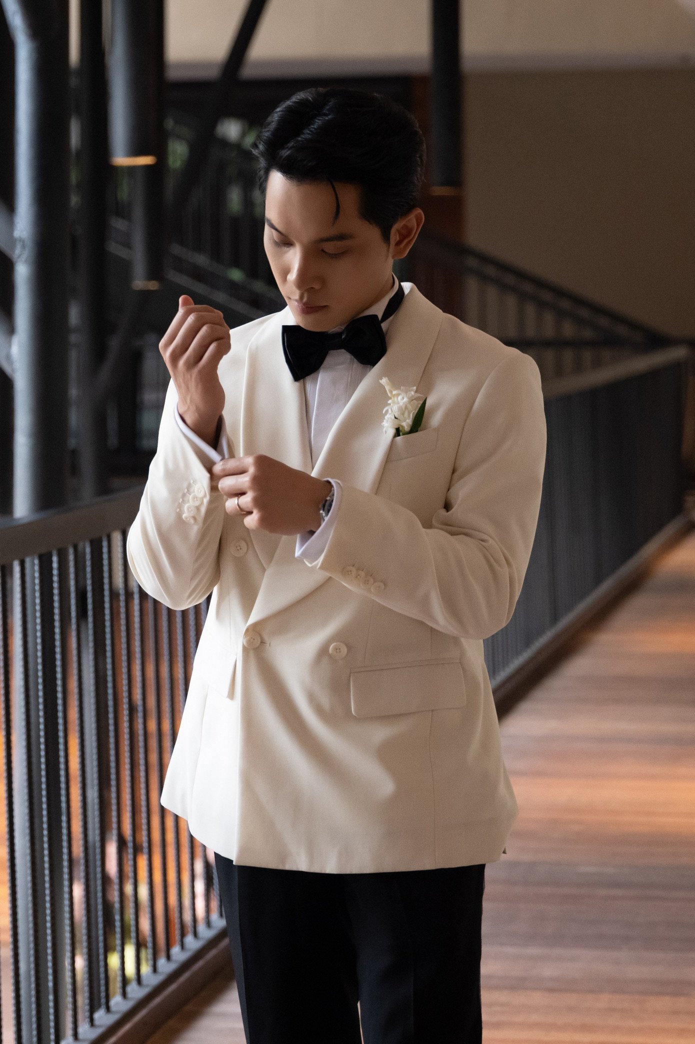 Khoảnh khắc cô dâu và chú rể hồi hộp chuẩn bị cho buổi lễ được ghi lại sau hậu trường. Quỳnh Châu được ê-kíp hỗ trợ chỉnh trang váy cưới, còn Phát Nguyễn chăm chút từng chi tiết nhỏ trong bộ vest trắng. Cả hai đều viết lại lời thề nguyện bằng tay, tự tay giữ tờ giấy trước giờ bước ra lễ đường.