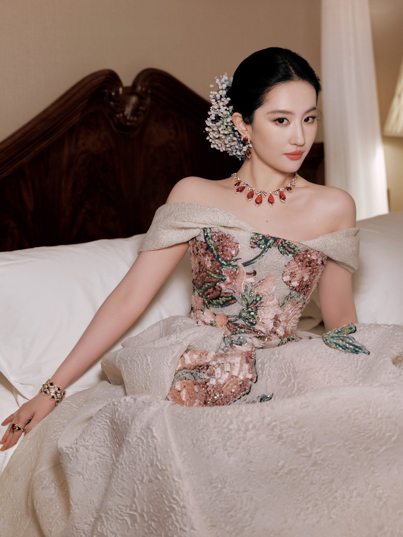 Mới đây nhất, Lưu Diệc Phi xuất hiện trong đêm hội Vogue Thịnh Điển 2025 với tạo hình lộng lẫy như nữ thần. Cô mặc bộ váy đính kết sang trọng, đeo trang sức đắt giá, tóc búi cao và trang trí bằng những đóa baby khô.