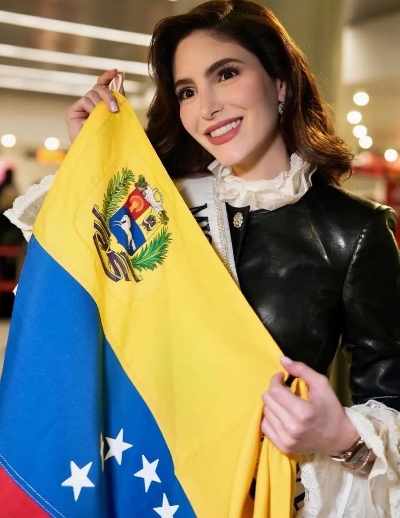 Đại diện Venezuela - ứng viên sáng giá của châu Mỹ đã lên đường sang Thái Lan để tham dự cuộc thi Hoa hậu Hoàn vũ mùa giải thứ 74. Stephany Abasali diện trang phục thanh lịch, kín đáo ở sân bay. Cô năm nay 25 tuổi, cao 1,74 m, đang theo học kỳ cuối chuyên ngành Kinh tế tại Đại học Quốc tế Florida, Mỹ. Người đẹp cũng là người mẫu ở quê nhà. Trước khi đăng quang Hoa hậu Venezuela 2024, Abasali thi Hoa hậu Du lịch và Hoa hậu Du lịch Thế giới.