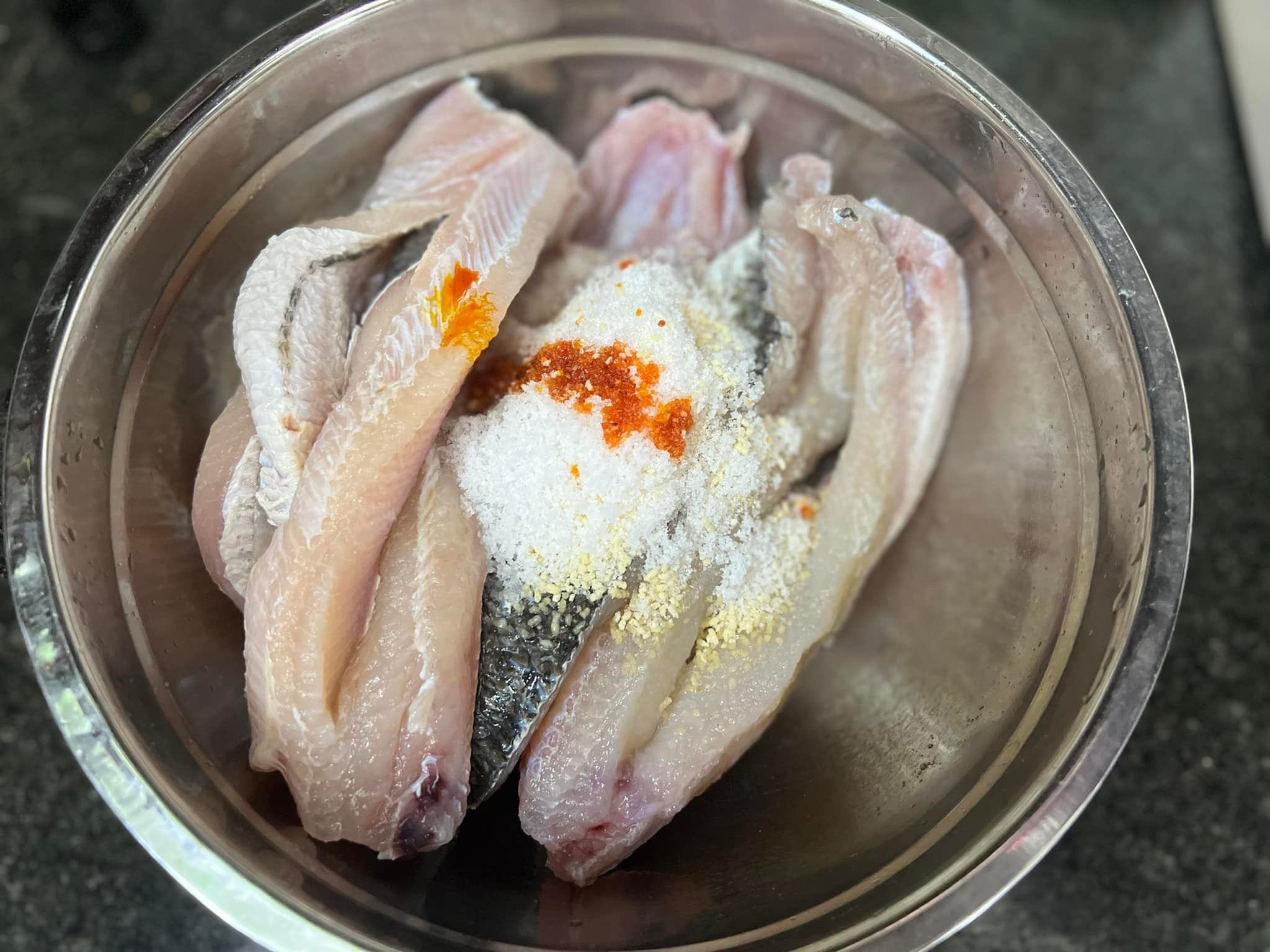 Trộn đều gia vị với cá. 