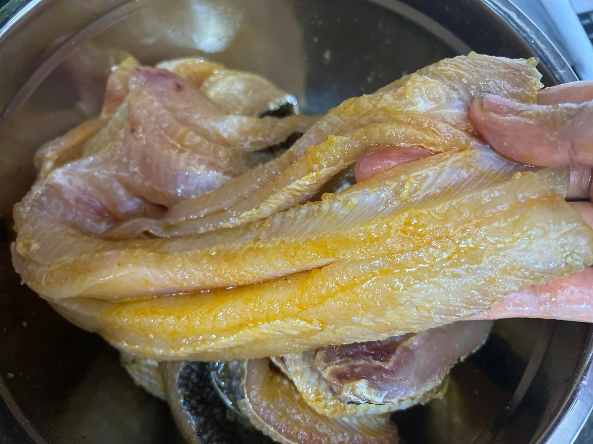 Trộn đều gia vị với cá. 