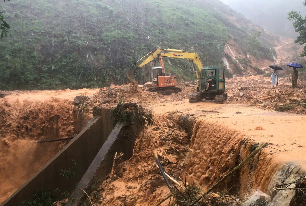 Đất đá từ trên núi tràn xuống cao tốc La Sơn - Hòa Liên, đoạn qua xã Khe Tre, TP Huế. Ảnh: Võ Thạnh