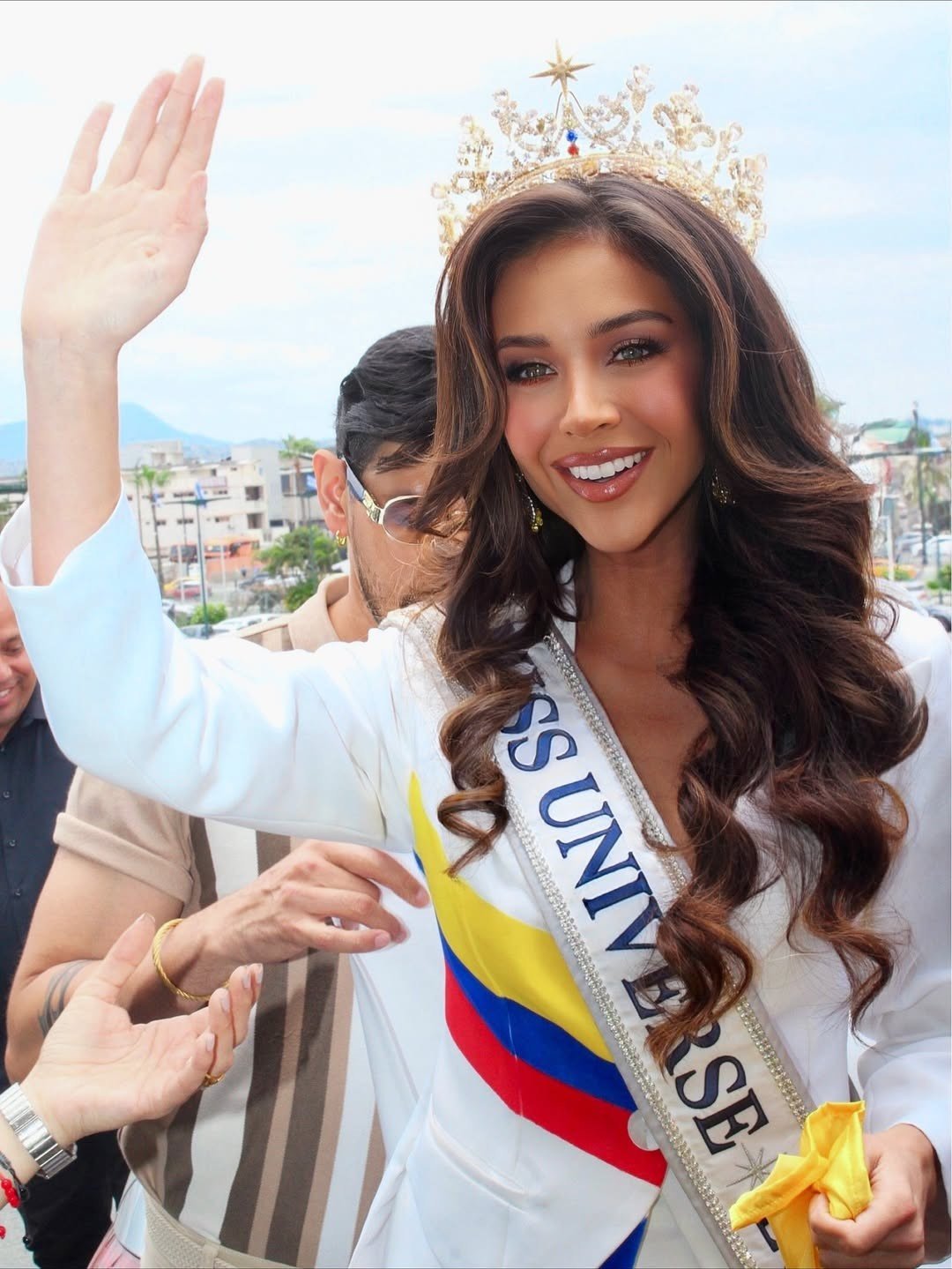 Đại diện Ecuador - Nadia Mejia được săn đón ở sân bay. Cô là thí sinh nổi bật của khu vực châu Mỹ. Người đẹp năm nay 29 tuổi, là người mẫu. Cô từng được biết đến với danh hiệu Miss California USA 2016, sau đó thi Hoa hậu Mỹ vào top 5. Năm ngoái cô dự thi Hoa hậu Hoàn vũ Ecuador 2024 và dừng chân ở danh hiệu á hậu 1.
