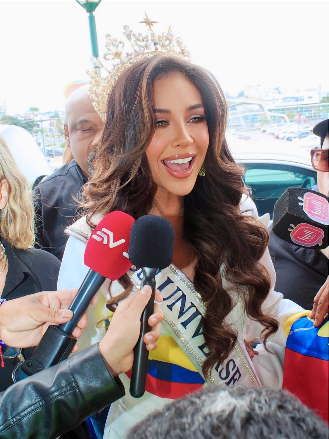Đại diện Ecuador - Nadia Mejia được săn đón ở sân bay. Cô là thí sinh nổi bật của khu vực châu Mỹ. Người đẹp năm nay 29 tuổi, là người mẫu. Cô từng được biết đến với danh hiệu Miss California USA 2016, sau đó thi Hoa hậu Mỹ vào top 5. Năm ngoái cô dự thi Hoa hậu Hoàn vũ Ecuador 2024 và dừng chân ở danh hiệu á hậu 1.
