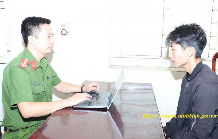 Công an lấy lời khai của Nguyễn Thành Long. Ảnh: Công an Ninh Bình