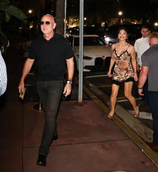 Tỷ phú Jeff Bezos và vợ, Lauren Sanchez, đến nhà hàng Carbone, Miami, tối 25/10. Ảnh: Backgrid